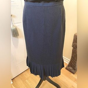 Nygård Collection navy/white pinstripe accordion pleat fully lined skirt 💙🤍